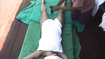 Индийский парень делает интимный массаж голой девушке с волосатым лобком