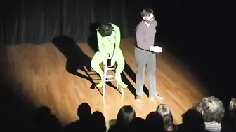 Фистинг на сцене театра перед шокированной публикой