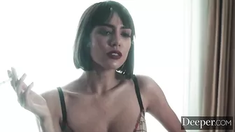 Деловой мужчина занят групповым сексом с сучкой и неженкой на глазах своего коллеги