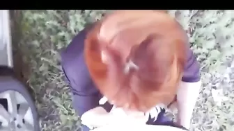 Рыжая бесстыжая баба потрахалась с мужиком у тачки