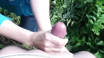 Хэндджоб для мужика возле зелени