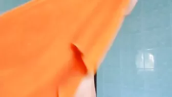 Титястую телку колбасит от вибро-игрушки, выливаясь в сквирт