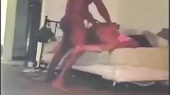 Любительское порно негритянской пары на кровати в комнате