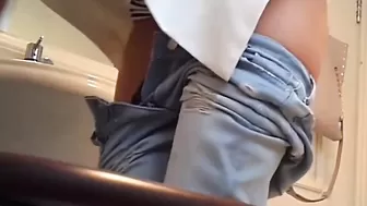 Писающие бабы попали в объектив скрытой камеры в туалете