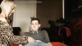 Обалденная милфа берет член в рот у молодого курьера