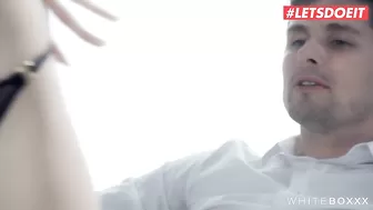 Телка соблазнила мужа сёстры и трахнулась с ним в спальне