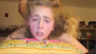 Девушка встает раком перед камерой и стонет от жесткого секса