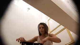 Девушка в примерочной не догадывается что за ней подсматривают