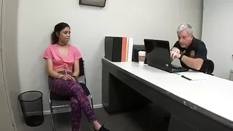 Смуглая нарушительница закона трахается с полицейским в участке