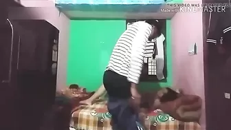 Парень трахнул свою любовницу в сладенькую киску на кровати