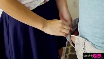 Сестра застряла под кроватью и ее выебал очкастый брат