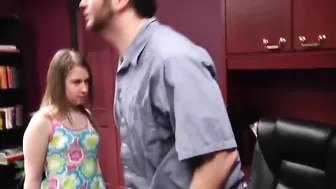 Отчим трахает падчерицу за рабочим столом