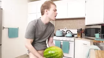 Стройная молодая сестра застукала сводного брата за мастурбацией и решила помочь