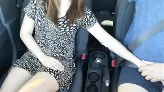 Молоденькая попутчица в коротком платье отсасывает в машине и встает раком перед водителем