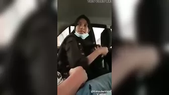 Милая мусульманка делает минет и упражняется на члене парня в машине