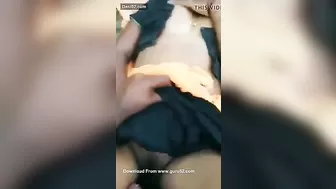 Мужик прямо на земле в лесу трахает смуглую индианку