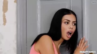 Домработница согласилась с пареньком сексом заняться